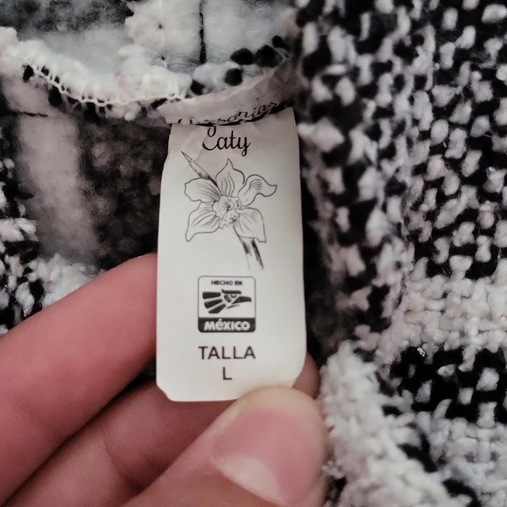 Sweaters - Picture 2 of 7